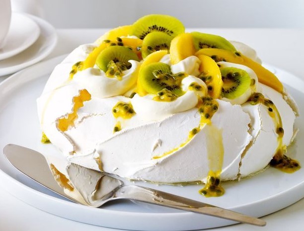 Pavlova with Kiwi Twist